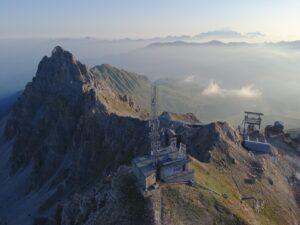 Relevé topographique et inspection de site télécom par drone en haute altitude. Analyse de structure et digitalisation d'infrastructure isolée