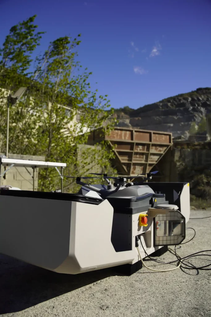 drone automatisé intégré dans une carrière par instadrone