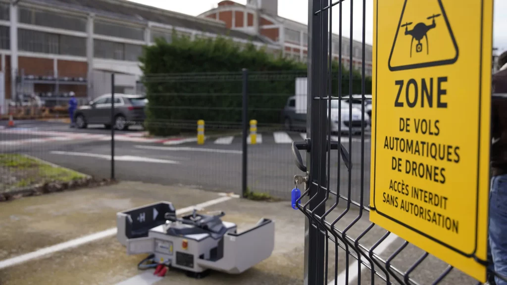 Signalisation de zone de vols automatiques de drones et station drone automatisé industrie sur site industriel.